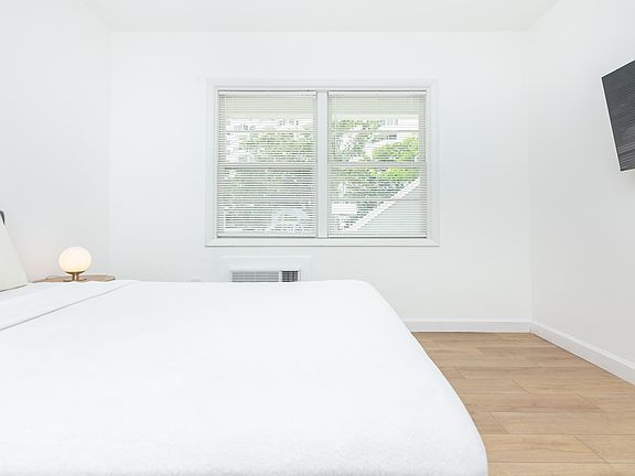 3rd image of 300 Sunset Dr APT 1