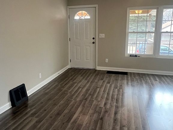 3rd image of 207 Davis St