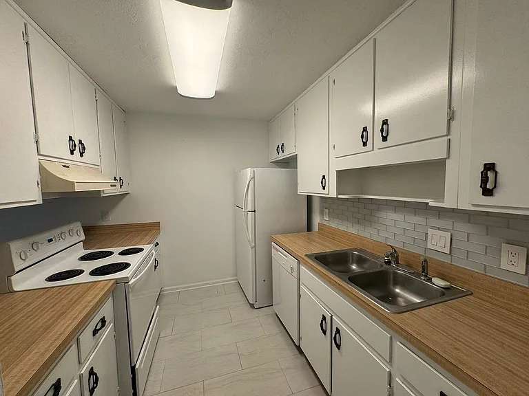2143 Corinne St — Photo 4