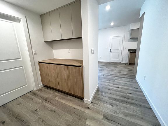 5th image of 14748 Victory Blvd #E9790525b