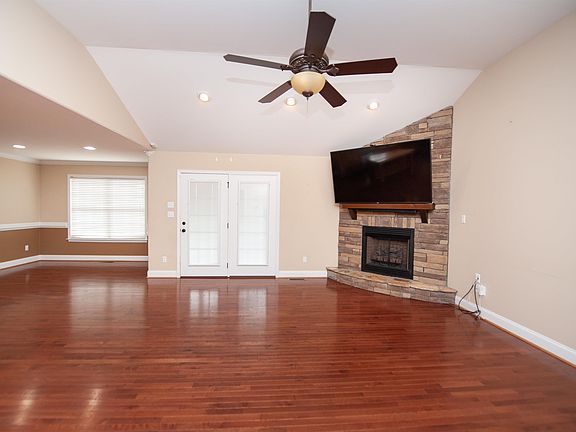 5th image of 110 Allen Ct