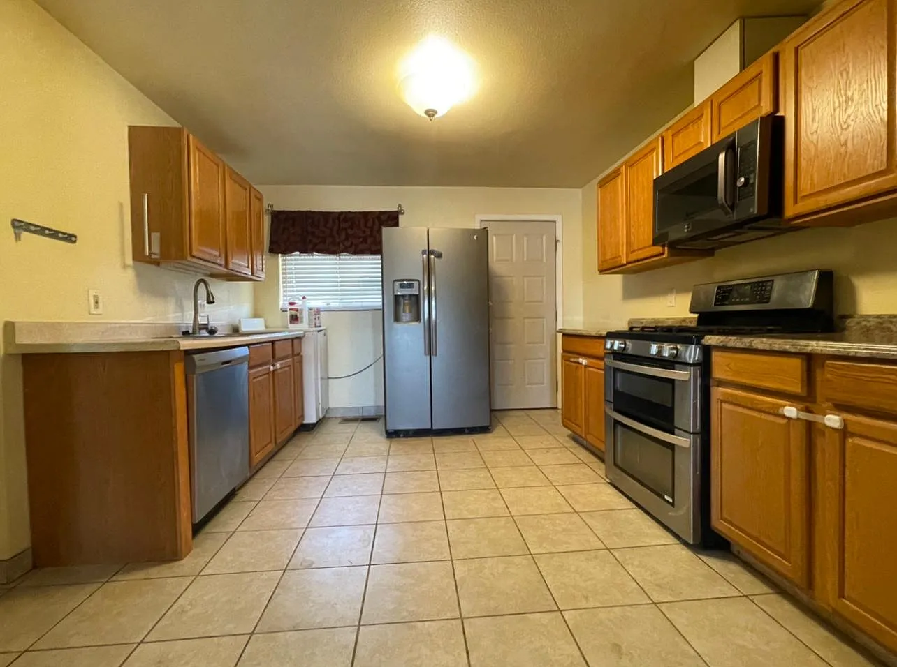 2 bed, 800 sqft, $1,950 — Photo 3