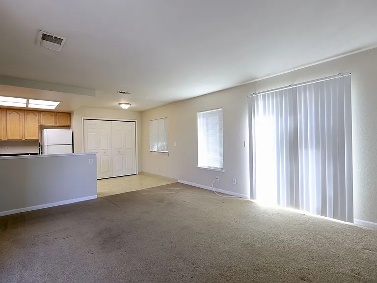 208 Grant Ave — Photo 4