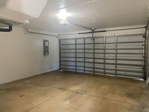 3rd image of 4492 Adelaide Ave