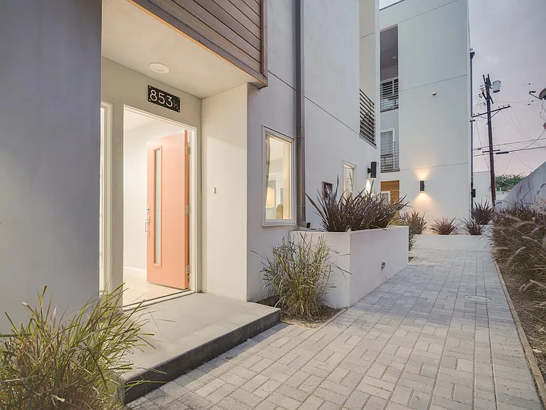 853 1/2 N McCadden Pl — Photo 19