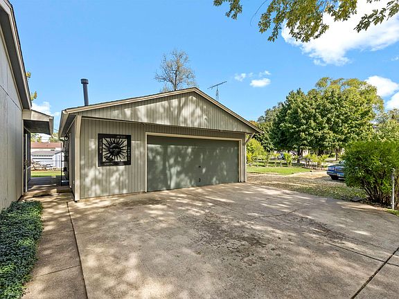3rd image of 2126 Barnaby Dr