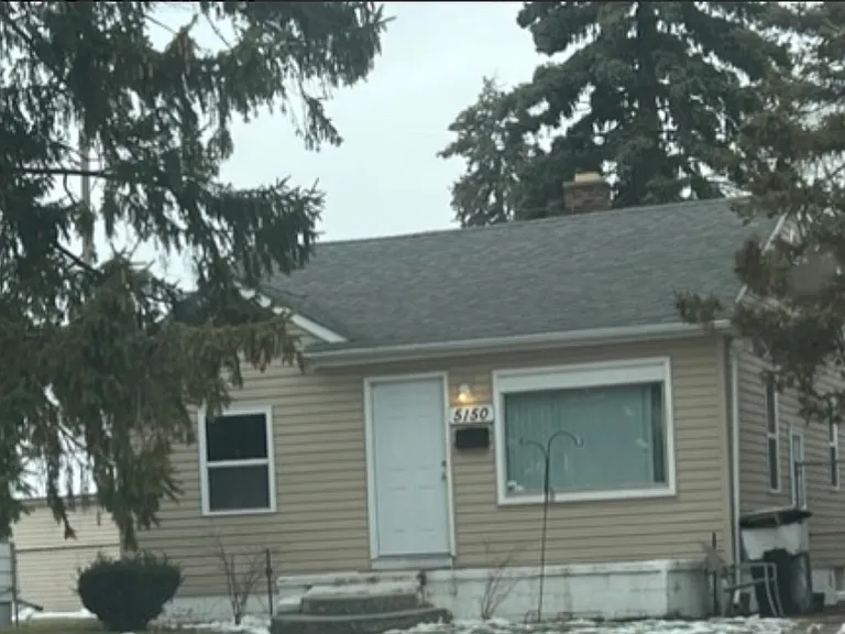 E Outer Dr — Photo 1