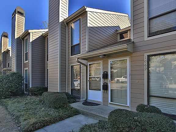 2nd image of 1070 Riverbend Club Dr SE