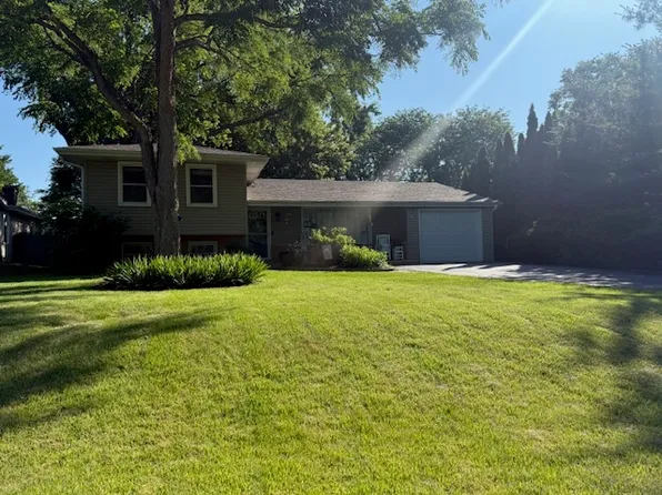 3S221 Sequoia Dr, Glen Ellyn, IL 60137