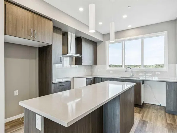 205 E Hotchkiss Rd SE, Calgary, AB T3S 0T9
