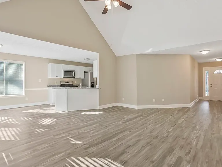 304 Jasmine Dr — Photo 2