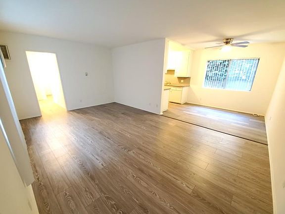 5th image of 13807 Oxnard St APT 18