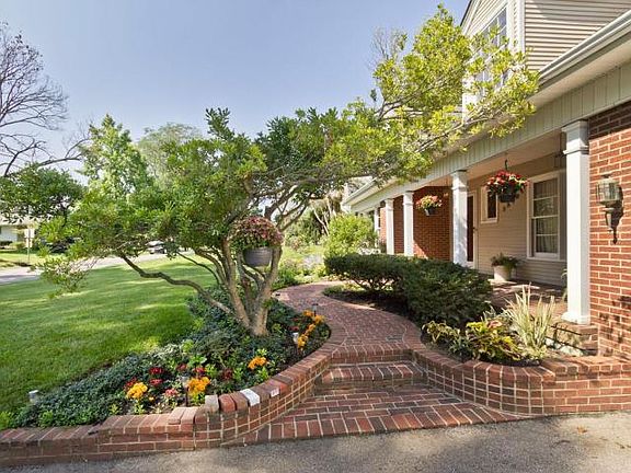 3rd image of 2540 Lakewood Dr