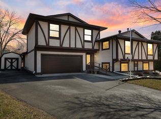3001 Camelot Dr, Woodbury, MN 55125