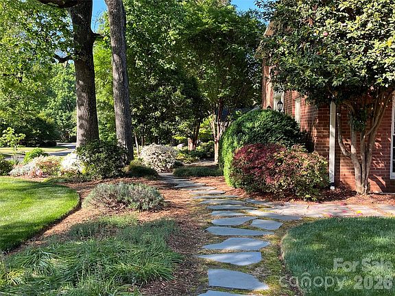 5th image of 900 Greentree Dr