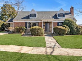 1081 Chestnut St, Valley Stream, NY 11580