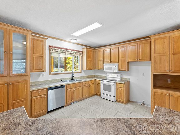 5th image of 2411 Mission Rd