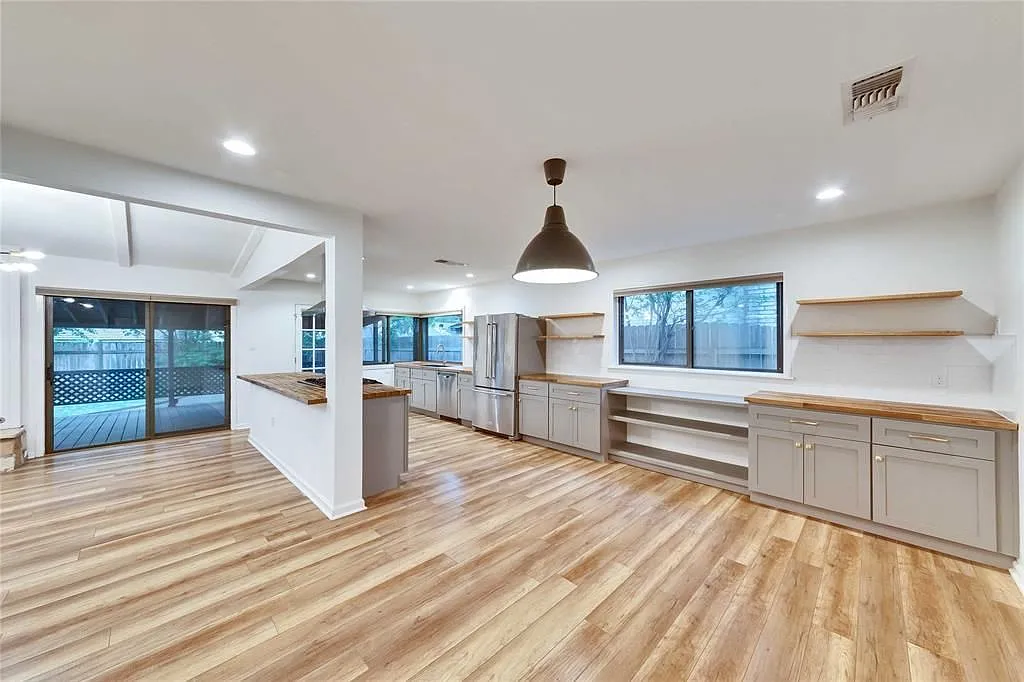 3 bed, 2.0 bath, 1303 sqft, $2,650 — Photo 3