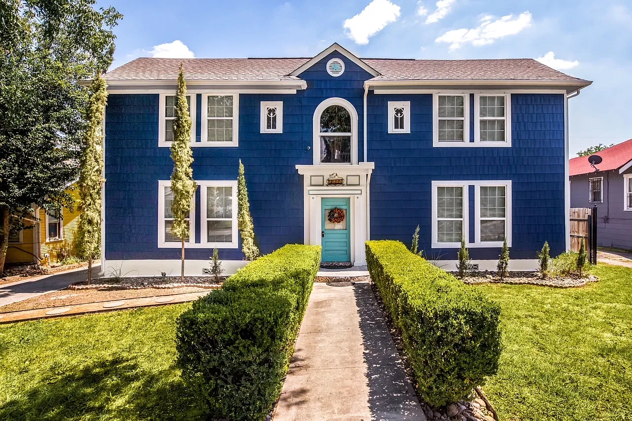 1030 W Russell Pl — Photo 1