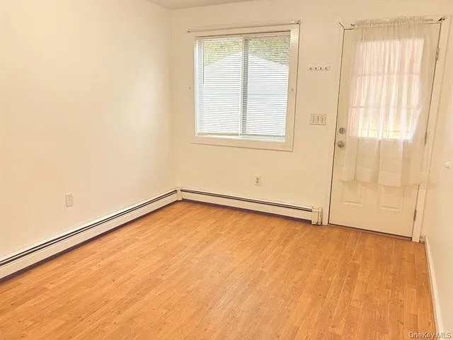 3 bed, 1.0 bath, 975 sqft, $3,500 — Photo 3