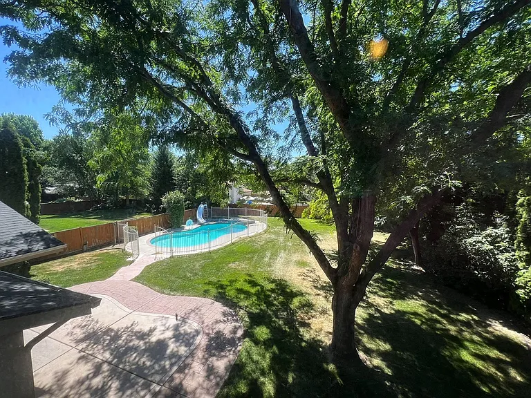 811 E Knoll Ct — Photo 52