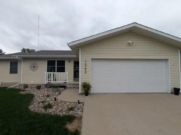 1262 10th Avenue Cir NE, Sioux Center, IA 51250