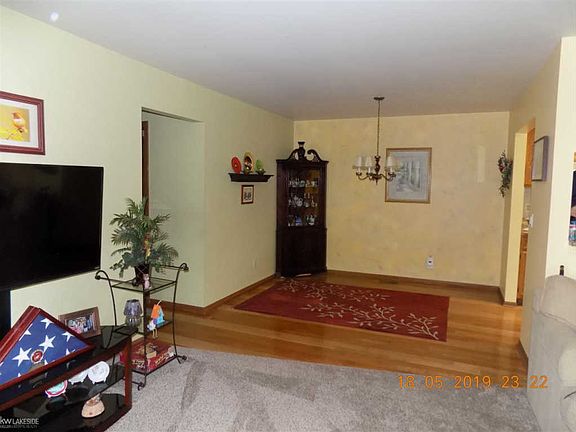 3rd image of 49012 Hickory Ct