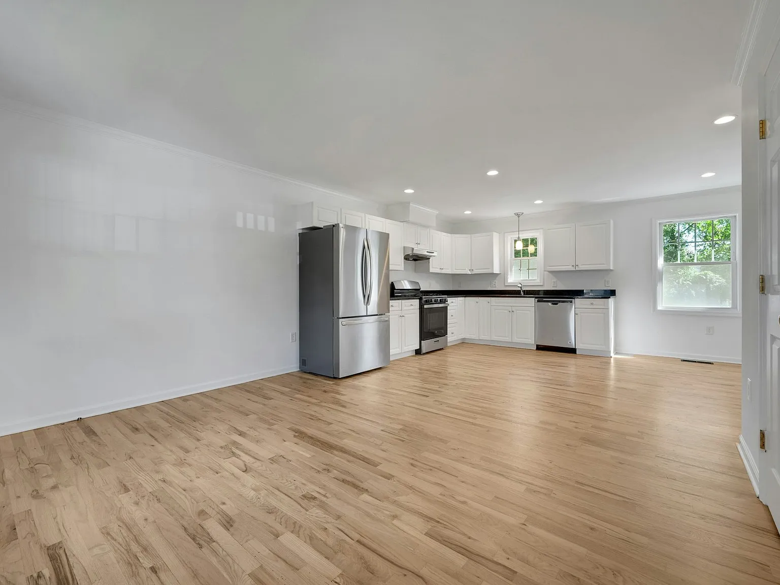3 bed, 1.5 bath, 1200 sqft, $3,450 — Photo 2