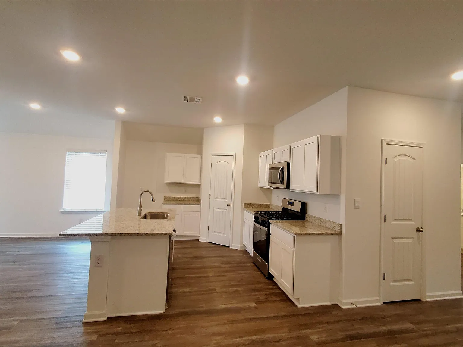 4 bed, 2087 sqft, $2,500 — Photo 4