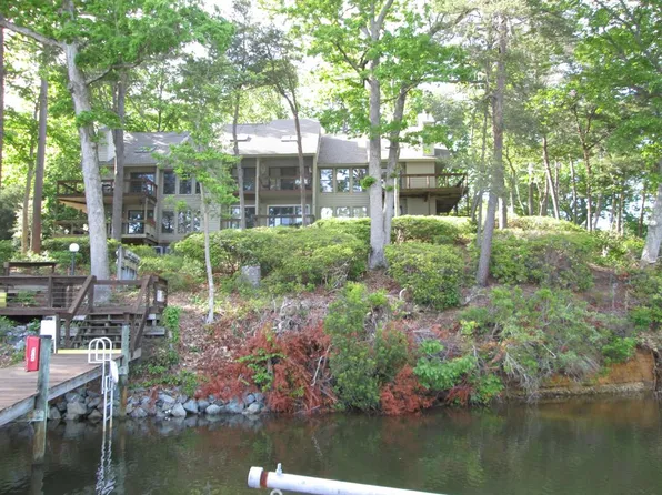 98 Villa Ridge Dr, Hartfield, VA 23071