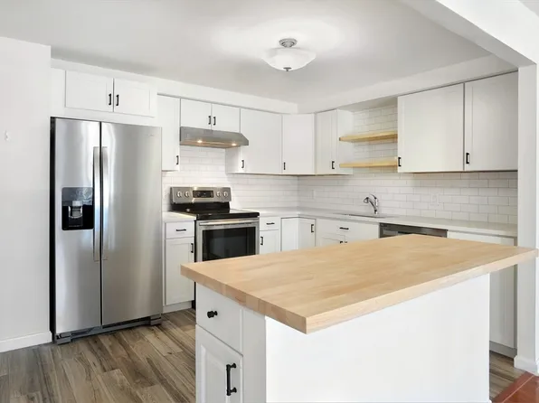 1 Commodore Ct APT 202, Hull, MA 02045