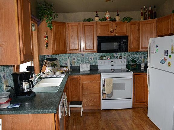 3rd image of 1068 Crown Point Dr