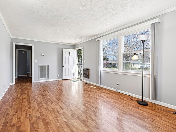4th image of 810 Country Club Dr