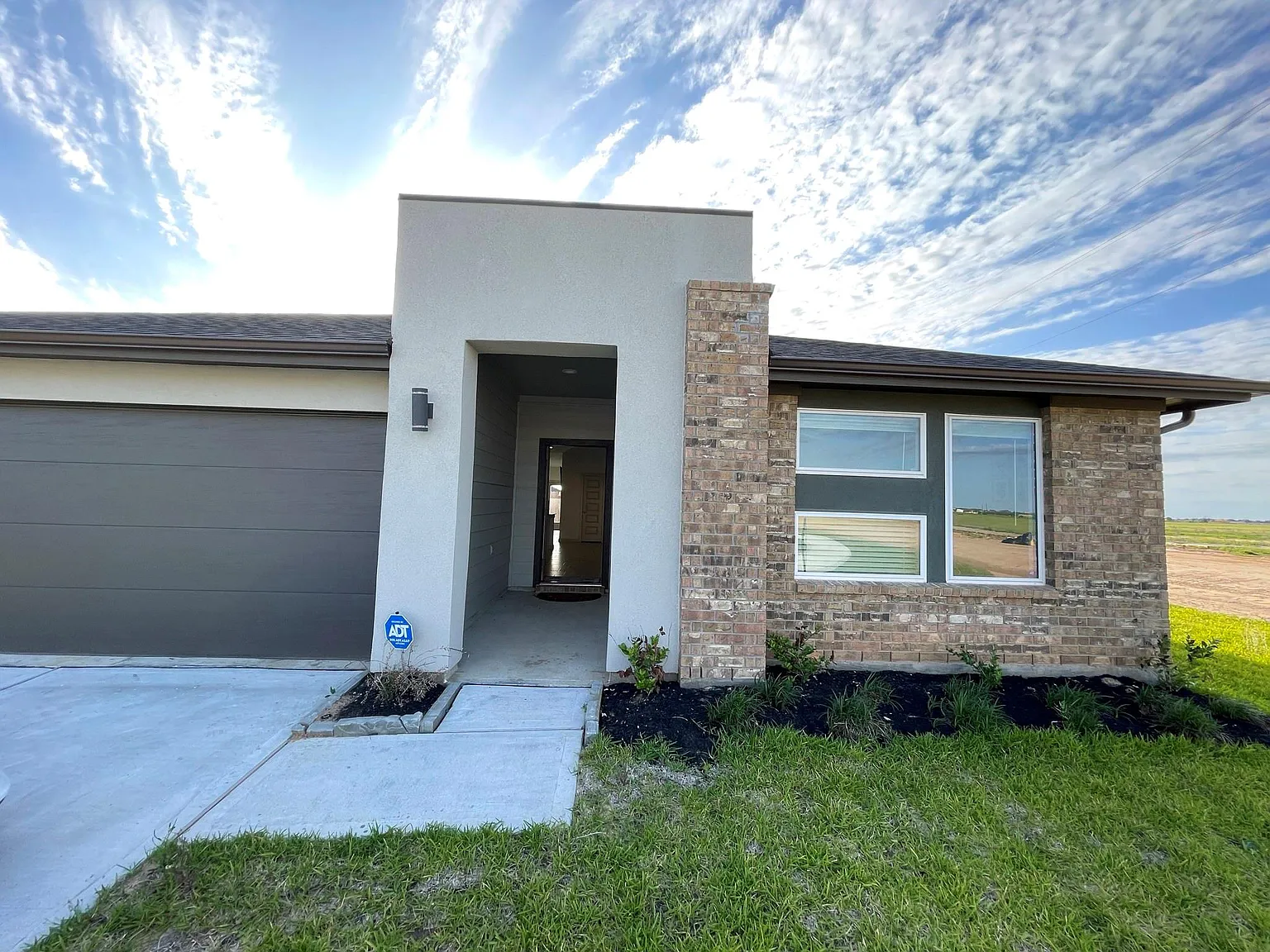 4 bed, 2.0 bath, 2082 sqft, $2,750 — Photo 3