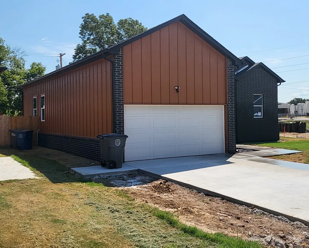 Spacious 4-Bed Home with Garage, Fenced Yard & Central A/C — Photo 4