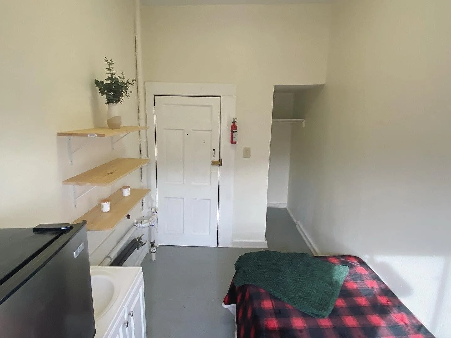 12 bed, 10000 sqft, $850 — Photo 2