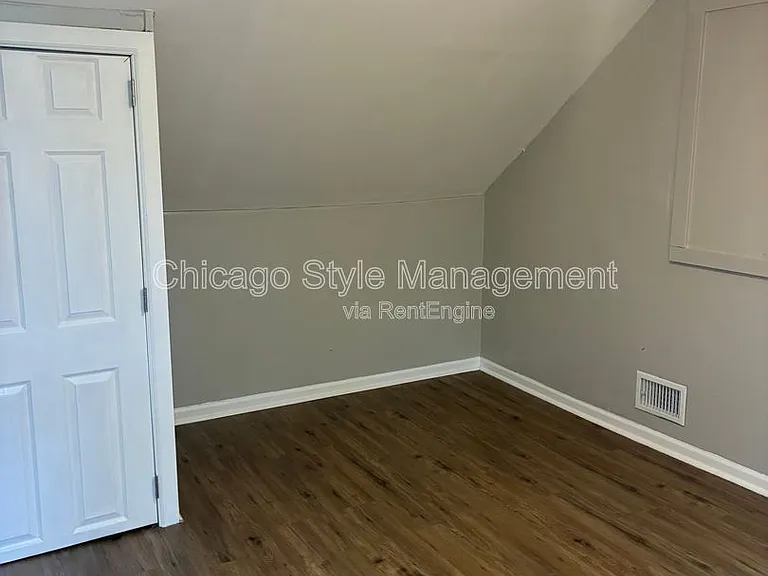 9713 S Oglesby Ave — Photo 3