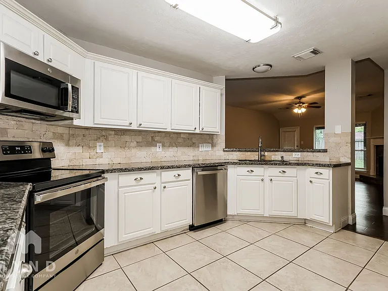 12035 Thornecrest Dr — Photo 3
