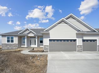 2831 Autumn Woods Dr, Cedar Falls, IA 50613