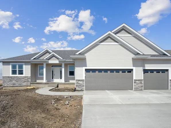 2831 Autumn Woods Dr, Cedar Falls, IA 50613