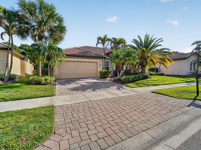854 SW Saint Tropez Ct — Photo 2