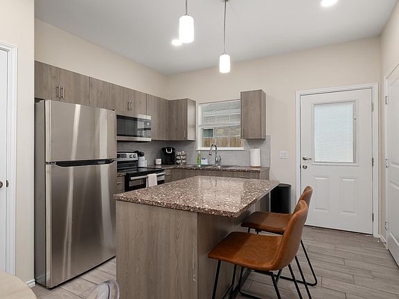 3rd image of 5105 N Hiawatha Dr Unit 4