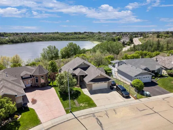 32 NE Lakes Close, Lacombe, AB T4L 1S4
