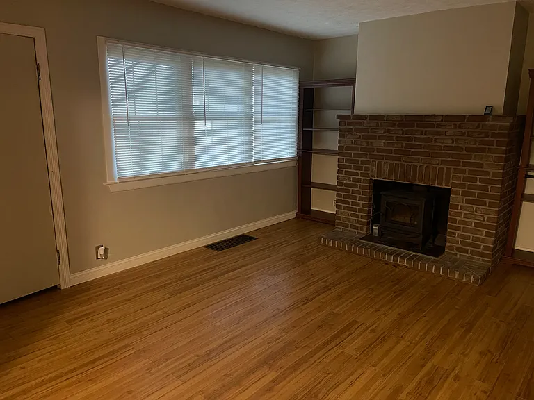 1403 E Main St — Photo 14