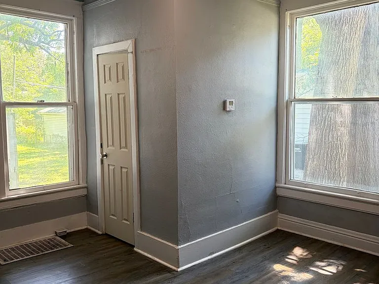 724 W Elm St — Photo 45