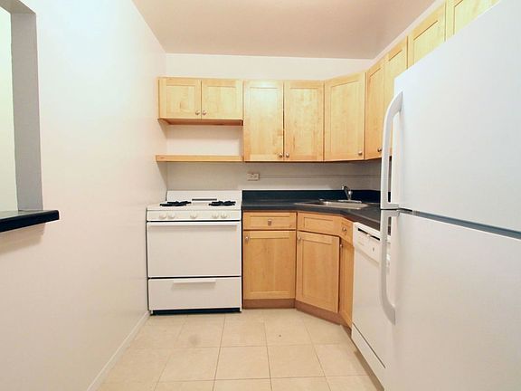 3rd image of 320 E 65th St APT 509