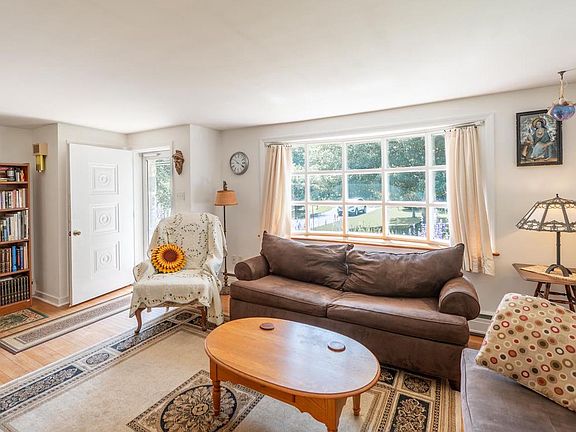 3rd image of 10 Sunset Ln