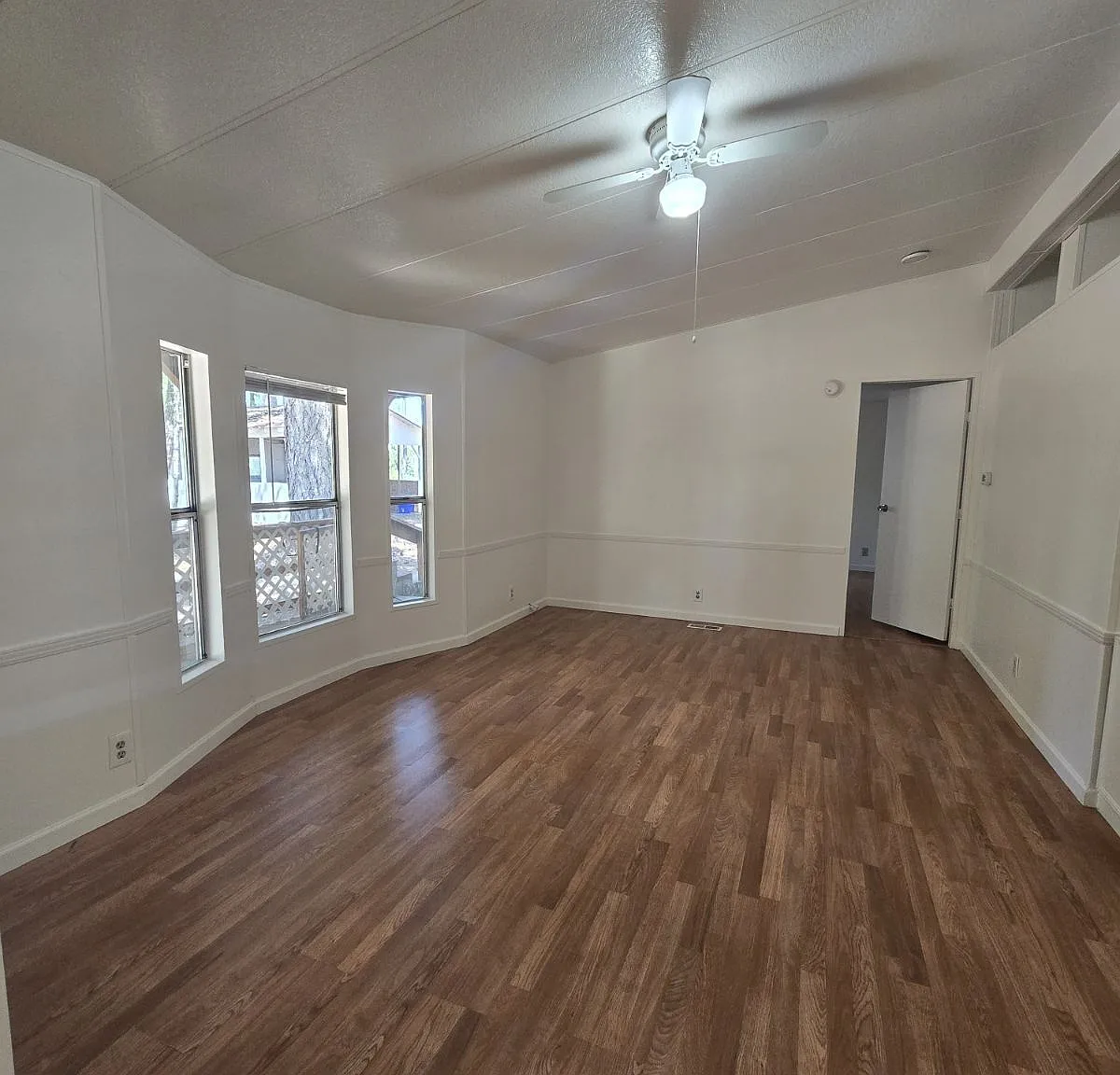 3 bed, 2.0 bath, 1296 sqft, $1,650 — Photo 2