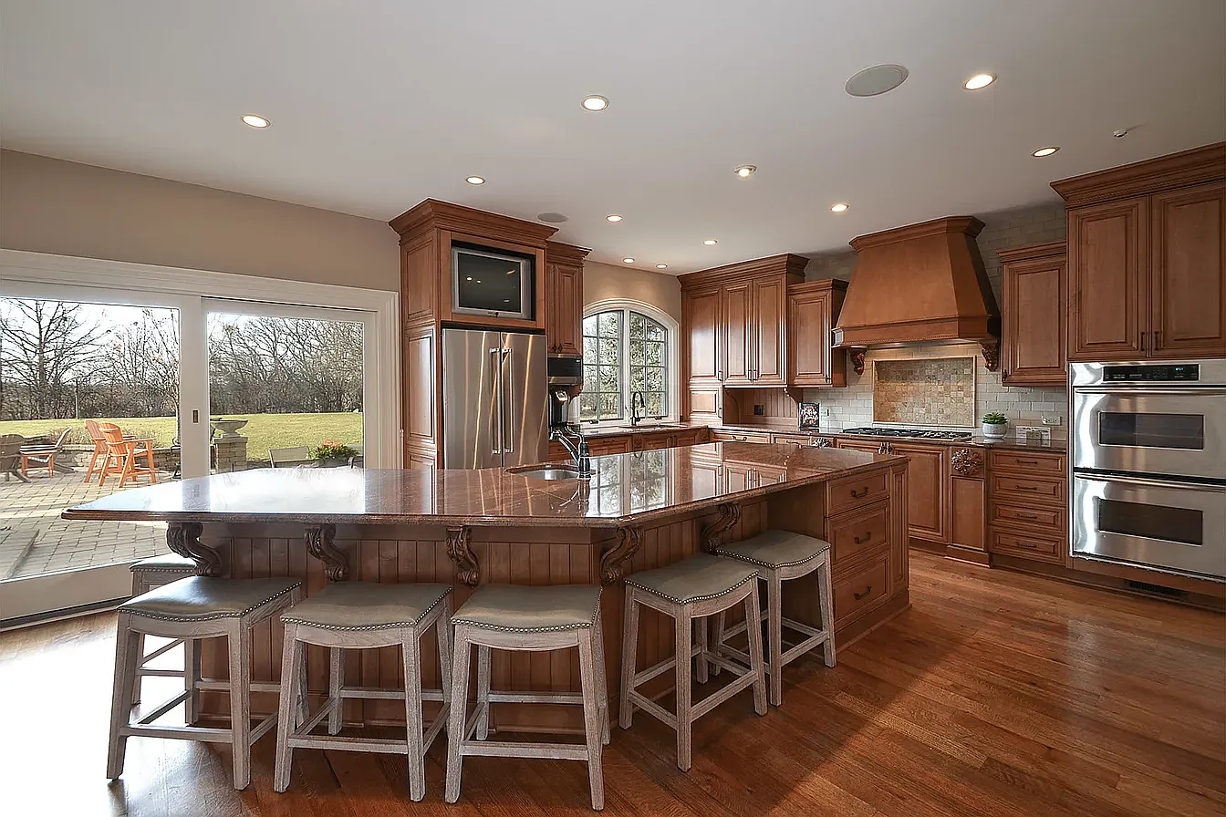 5 bed, 6600 sqft, $7,900 — Photo 3