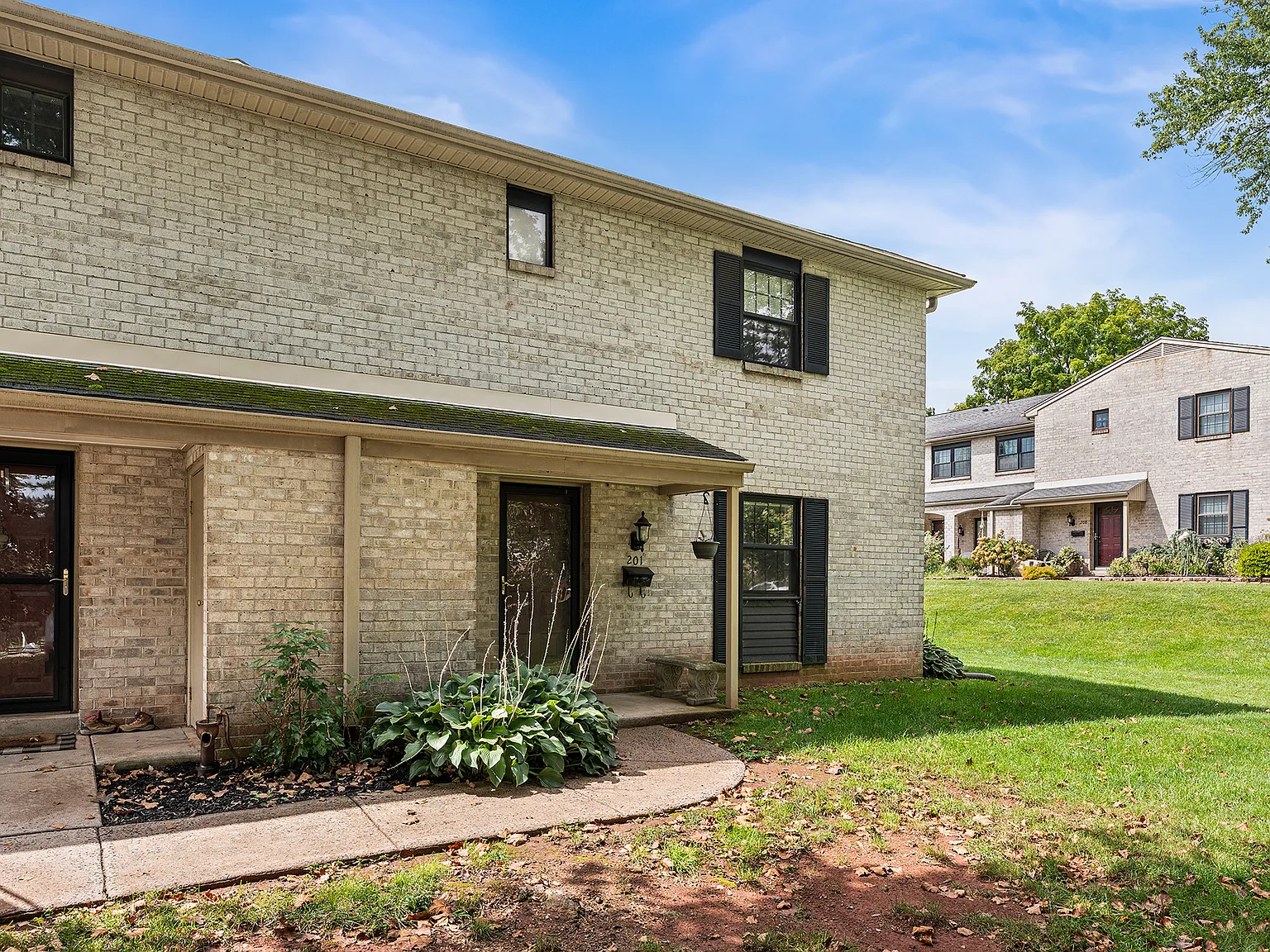 3 bed, 2.5 bath, 1820 sqft, $2,500 — Photo 2